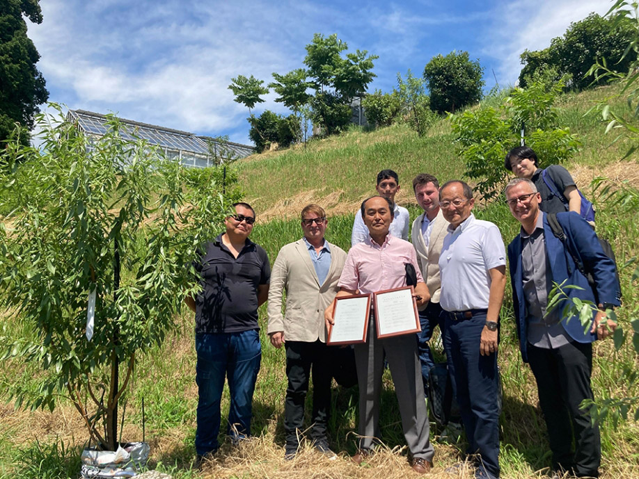 イントロダクションの写真 キャンポス社、玉川大学、デルタの関係者と苗木の記念写真