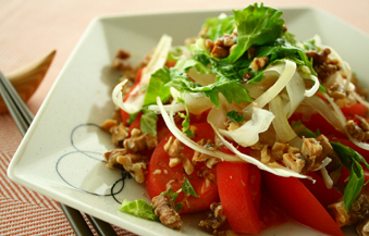 トマトとクルミの中華風サラダ