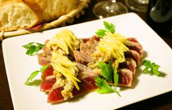 マグロのタリアータ風 ドライグリーンマンゴー添え