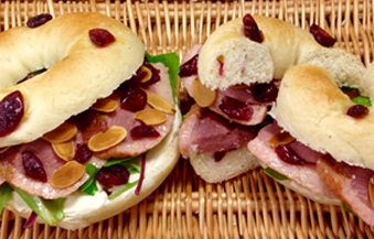 合鴨ロースとクランベリーのベーグルサンド