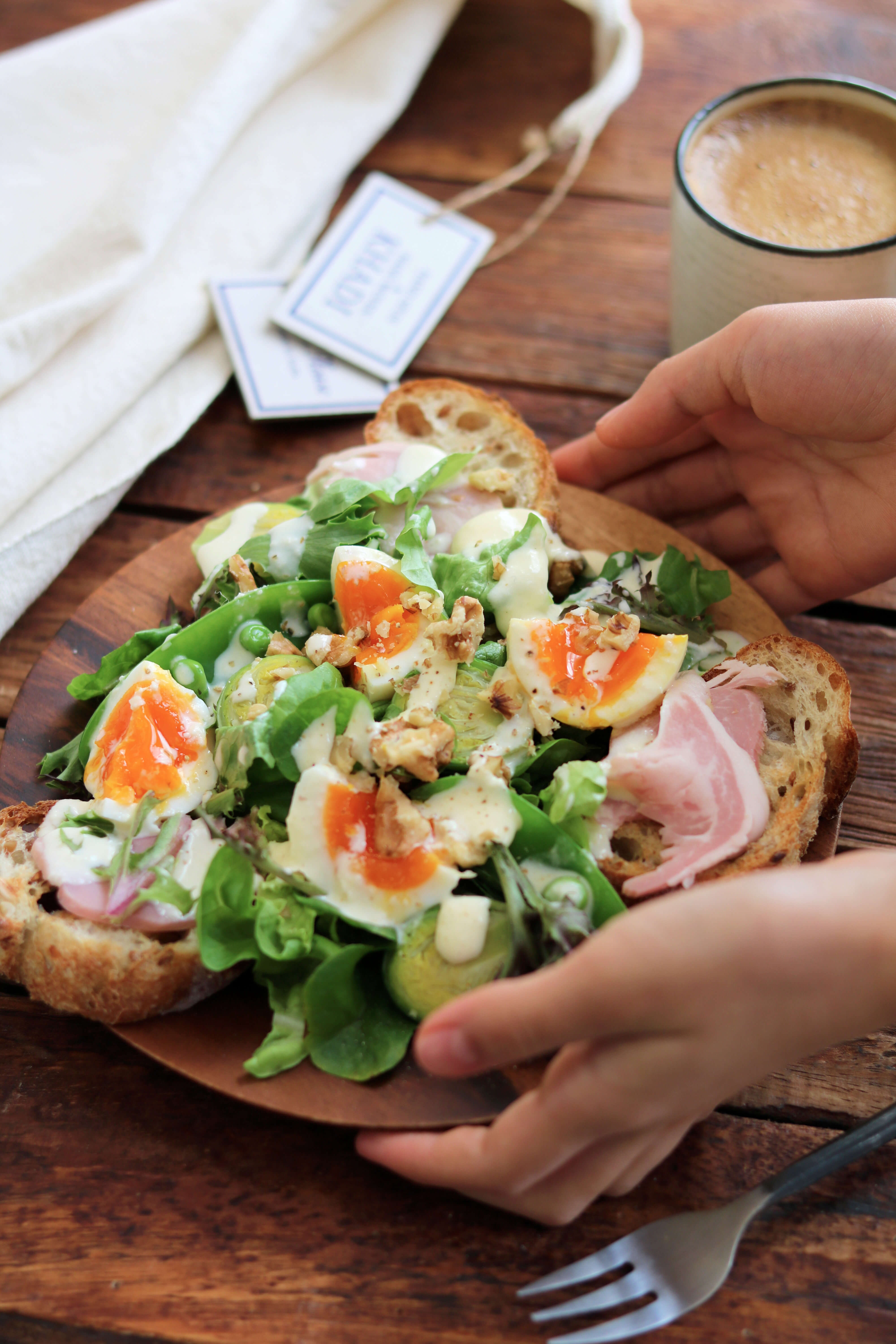 クルミと半熟卵のブレッドサラダ。