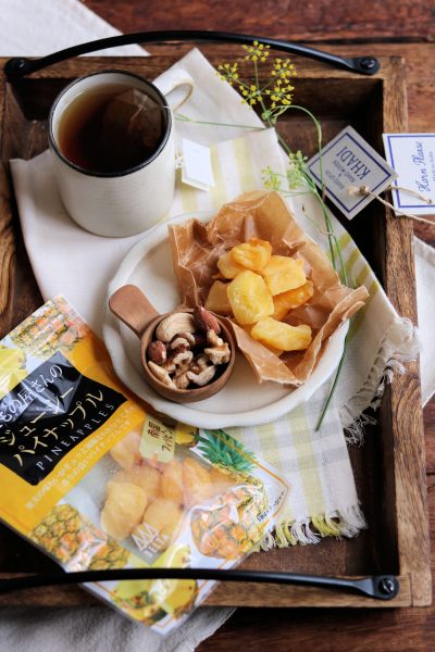 紅茶と、ドライパイナップルと。