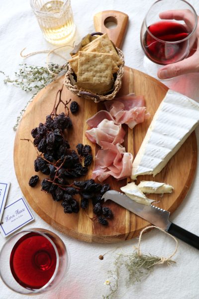 ワインと一緒に。枝付き干しぶどう。