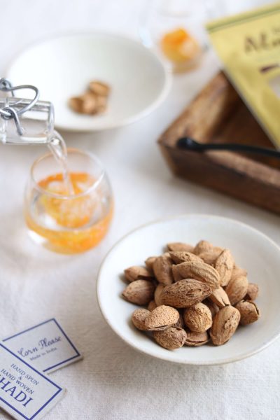 殻つきアーモンド。