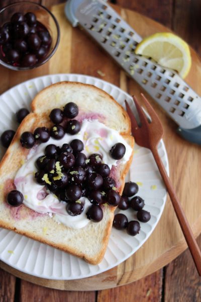 ブルーベリートースト。