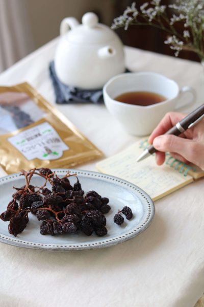 枝付き干しぶどうを食べながら。