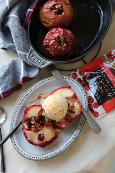 クランベリーを詰めた焼きリンゴ。