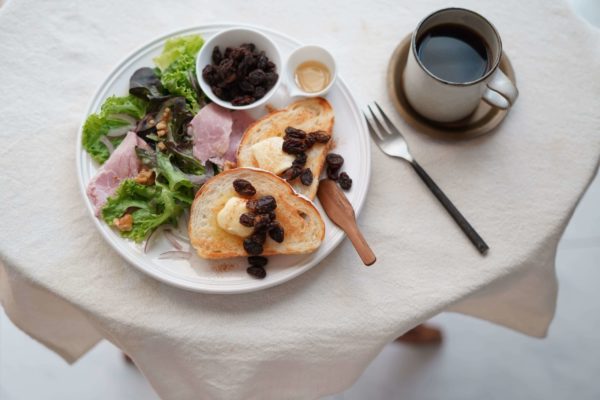 レーズンで朝ごはん。