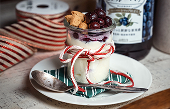 マスカルポーネのムース – ブルーベリーシロップ仕立て