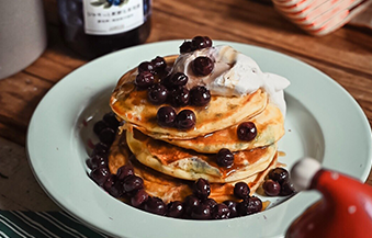 ブルーベリーパンケーキ – ブルーベリーシロップ仕立て