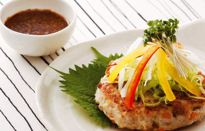 クルミづくしのヘルシーサラダハンバーグ