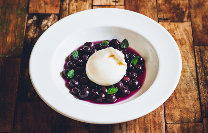 ブルーベリーとブッラータ