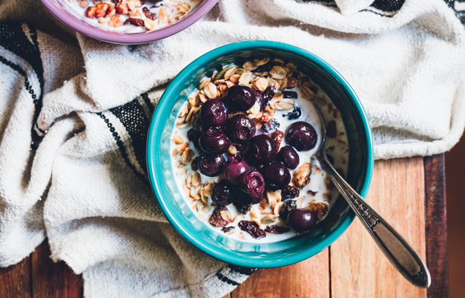 手作りグラノーラのブルーベリーボウル