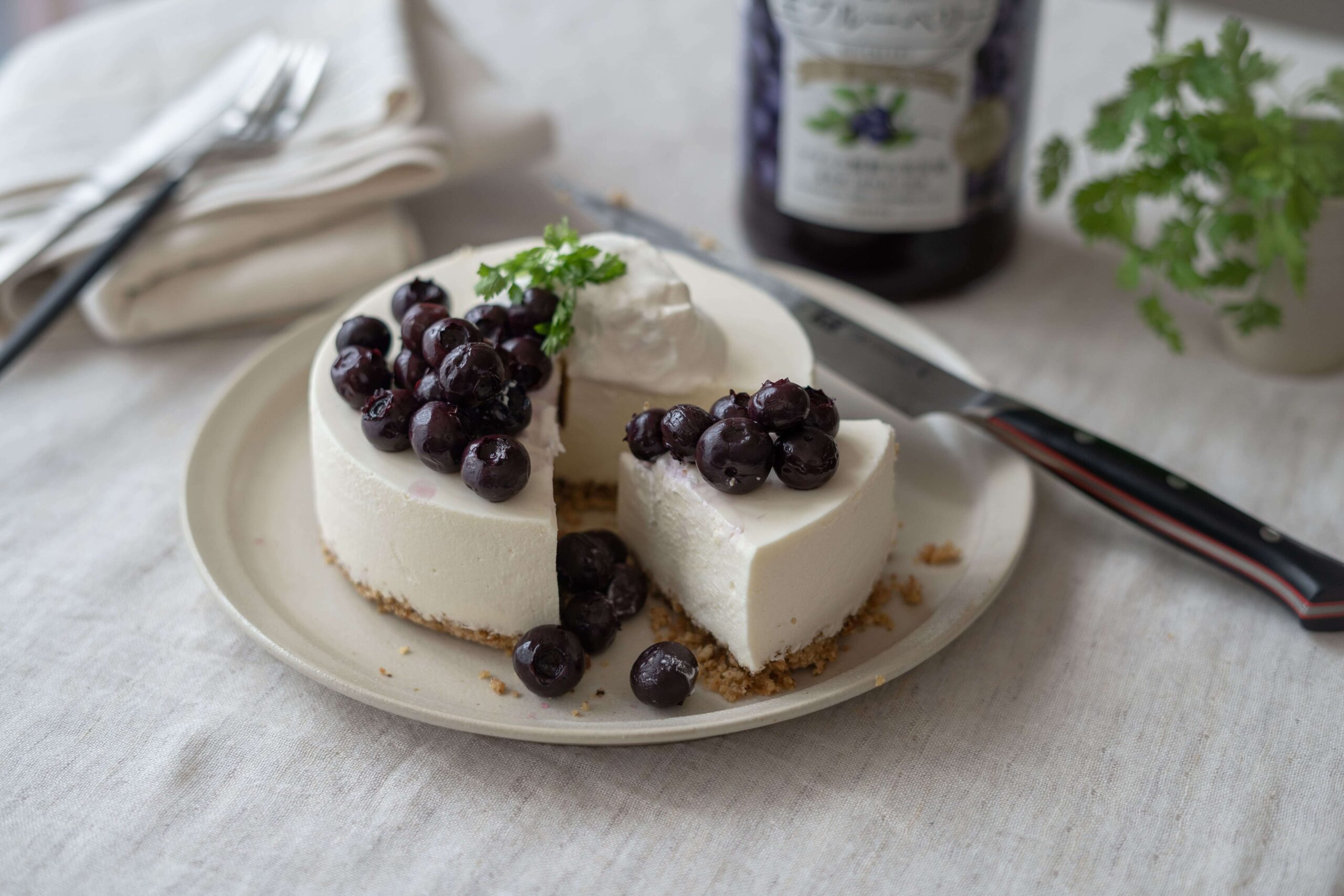 ブルーベリーのレアチーズケーキ。