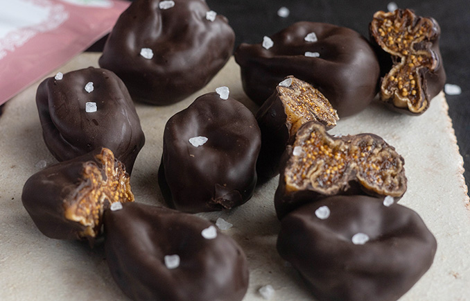 いちじくのコーティングチョコレート岩塩がけ